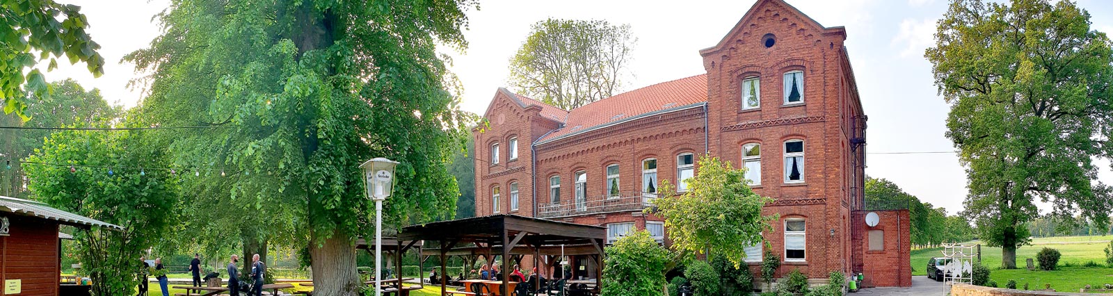 Frontansicht des Bikerhotels mit Biergarten an den Externsteinen