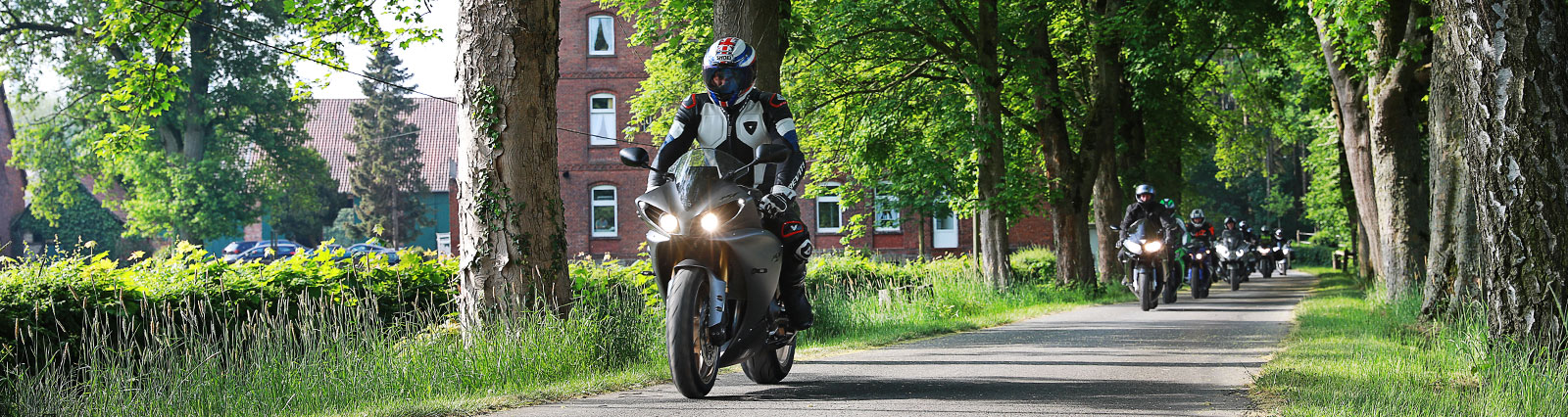 Motorradtour vor dem Bikerhotel Motorrad Pension Gut Externbrock