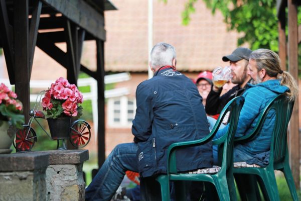 Motorradfahrer in geselliger Runde in der Motorrad Pension Gut Externbrock