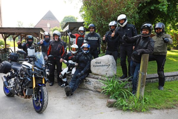 Motorradfahrer an der Motorrad Pension Gut Externbrock