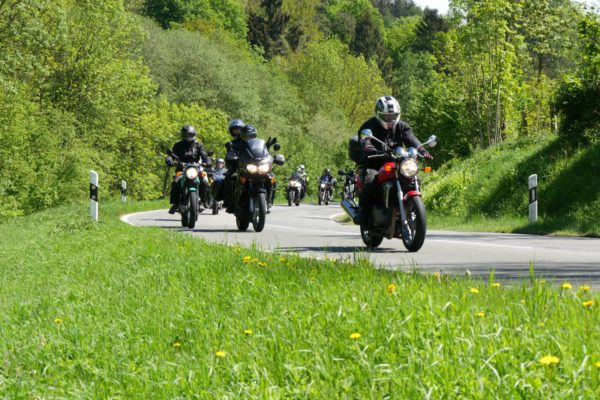 Motorradtour mit kurviger Strecke